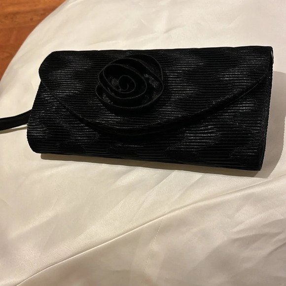 Vintage style satin pleated flower detail black evening clutch bag. - Picture 14 of 15